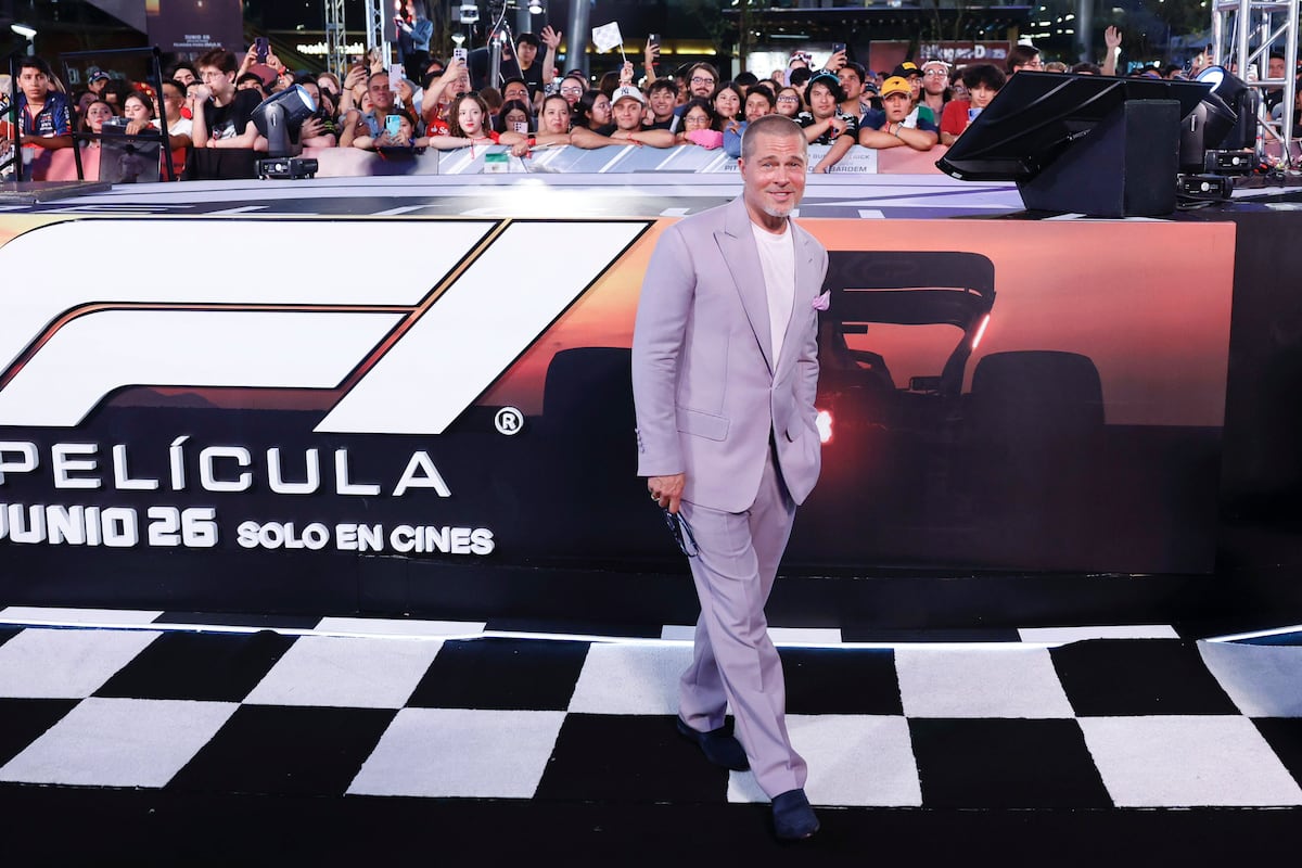 Rapado y vestido de lila, las fotos de Brad Pitt en México para presentar la película ‘F1′