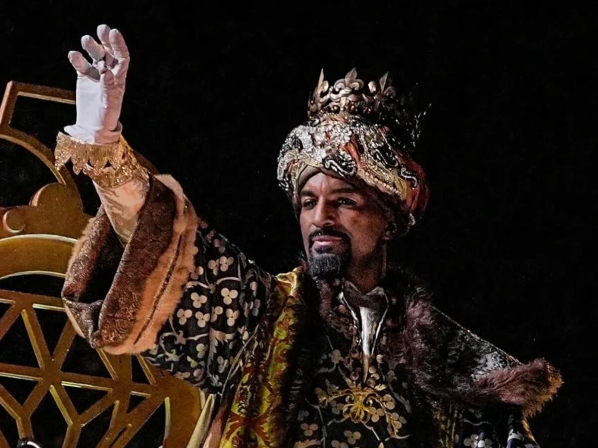 El panameño David Comrie brilla como Baltazar en la Cabalgata de los Reyes Magos de Madrid