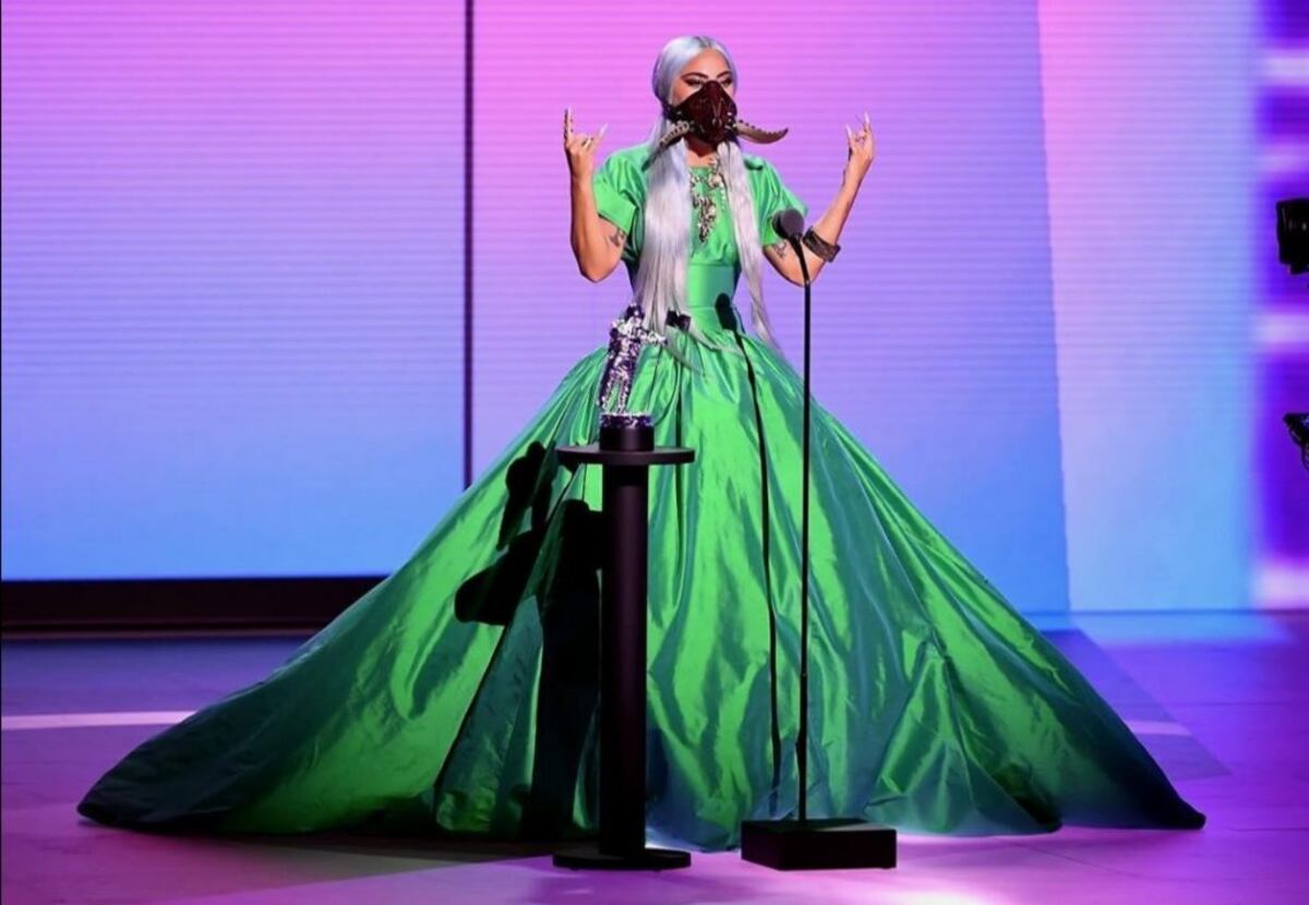 Los 9 atuendos y 6 mascarillas de Lady Gaga en los VMAs