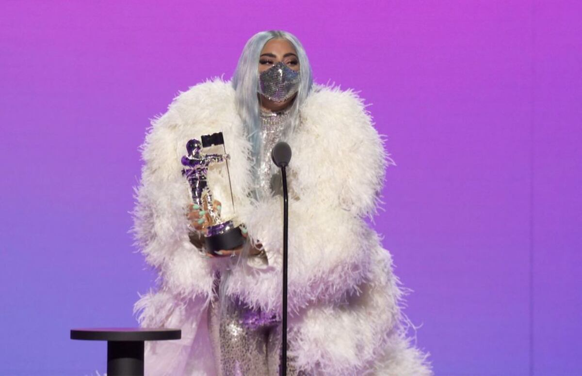 Los 9 atuendos y 6 mascarillas de Lady Gaga en los VMAs