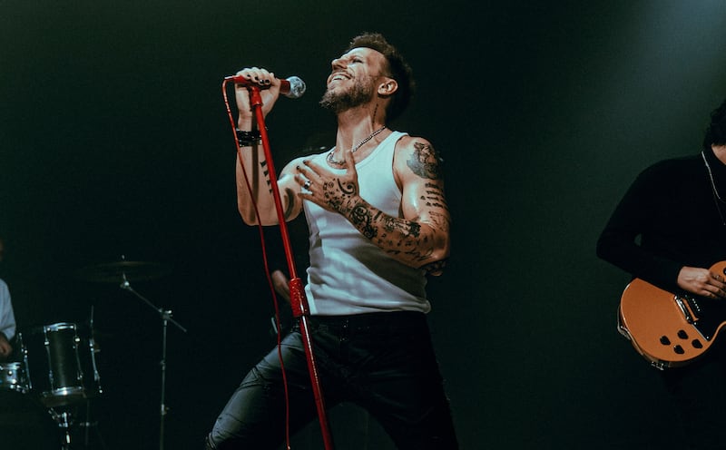 La versión rockera del cantante Noel Schajris, del dúo Sin Bandera