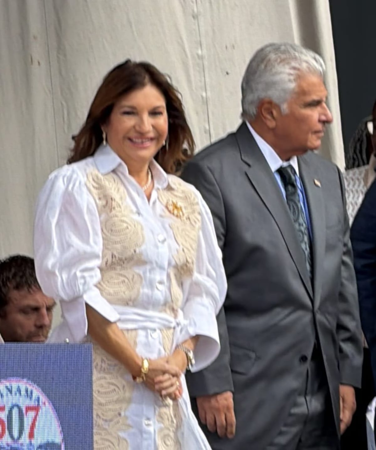 Bordado y calado por artesanos panameños: el traje de Maricel de Mulino del diseñador Jaime Luna