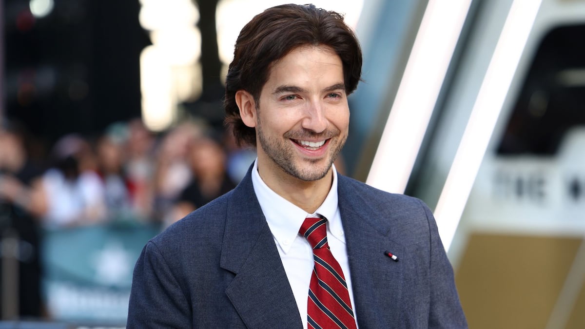 El actor Carlos Torres saluda en exclusiva a ELLAS desde la premiere de F1: The Movie en Londres y nos muestra su ‘look’ Tommy Hilfiger