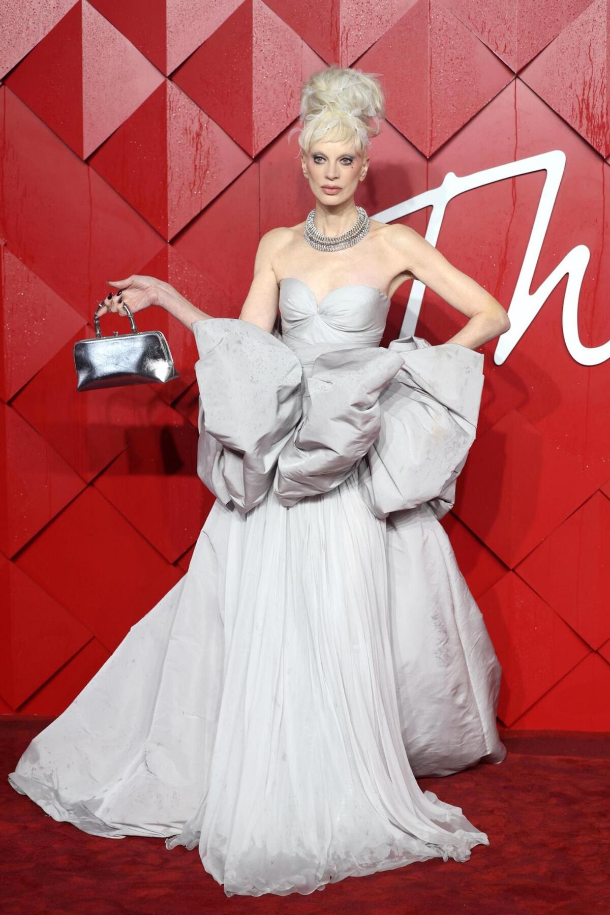 Anne Hathaway y su vestido de espagueti: 18 ‘looks’ en Fashion Awards