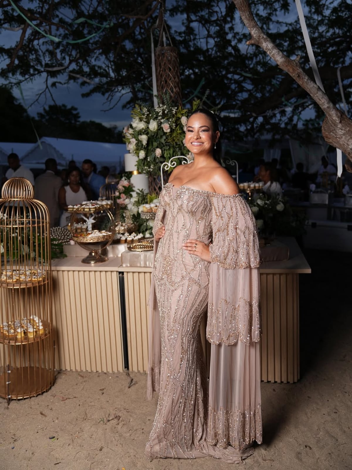 El vestido de la alcaldesa de Arraiján, Stefany Dayan Peñalba, para la primera boda de playa masiva en Veracruz