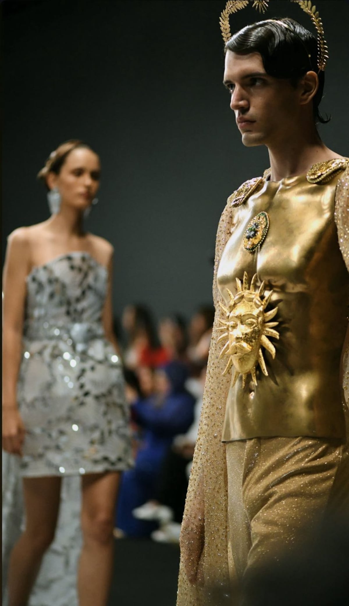 Con un meteorito de cinco mil años en el pecho: así modeló Kevin Fashioned en Dubai Fashion Week