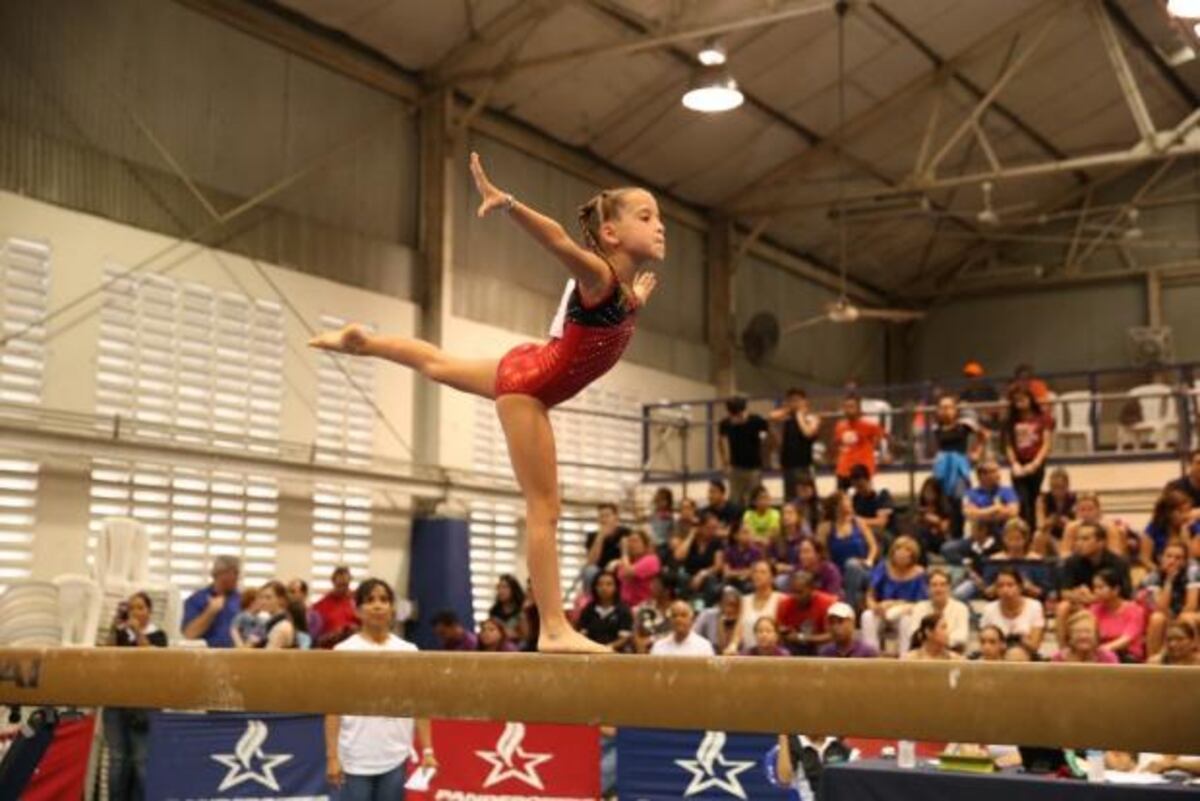 Saltos y piruetas en el festival de gimnasia de Panamá