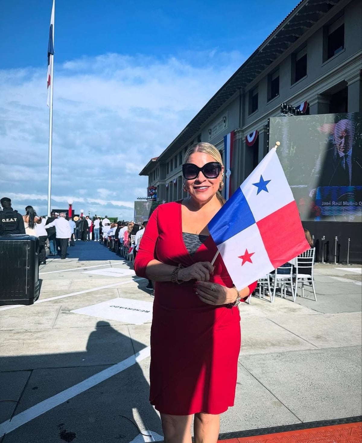 Nicolle Ferguson, Blanca Herrera y otros asistentes al acto de aniversario por los 25 años de la reversión del Canal de Panamá