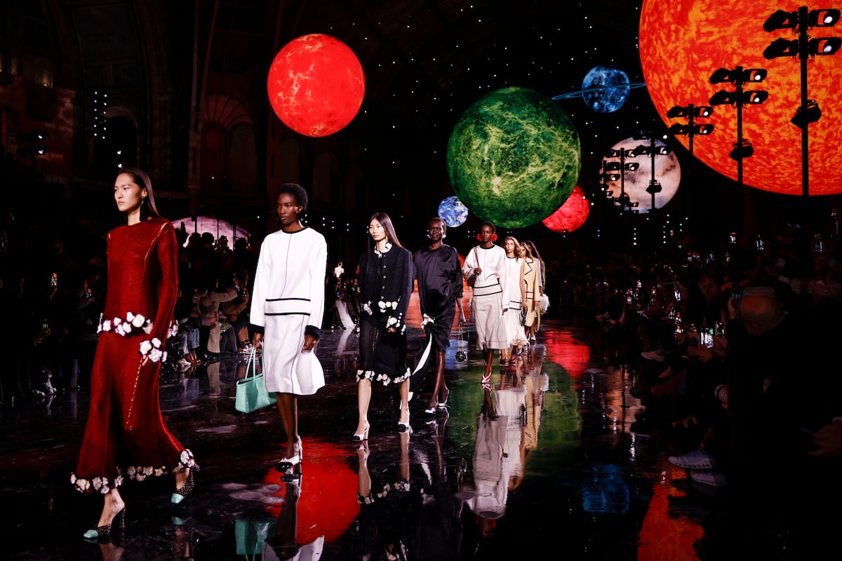 Chanel inaugura en París la era de Matthieu Blazy con una moda de aplauso