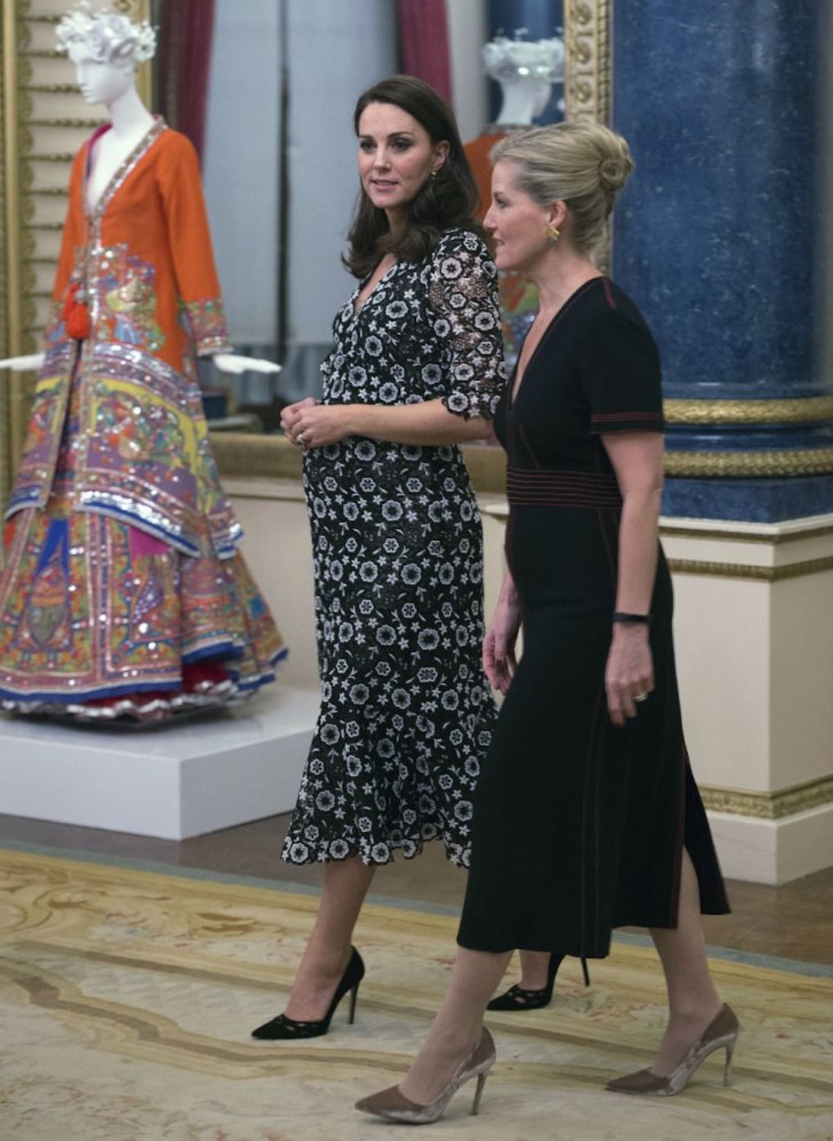 Kate Middleton luce su barriguita en un encuentro de moda en Londres