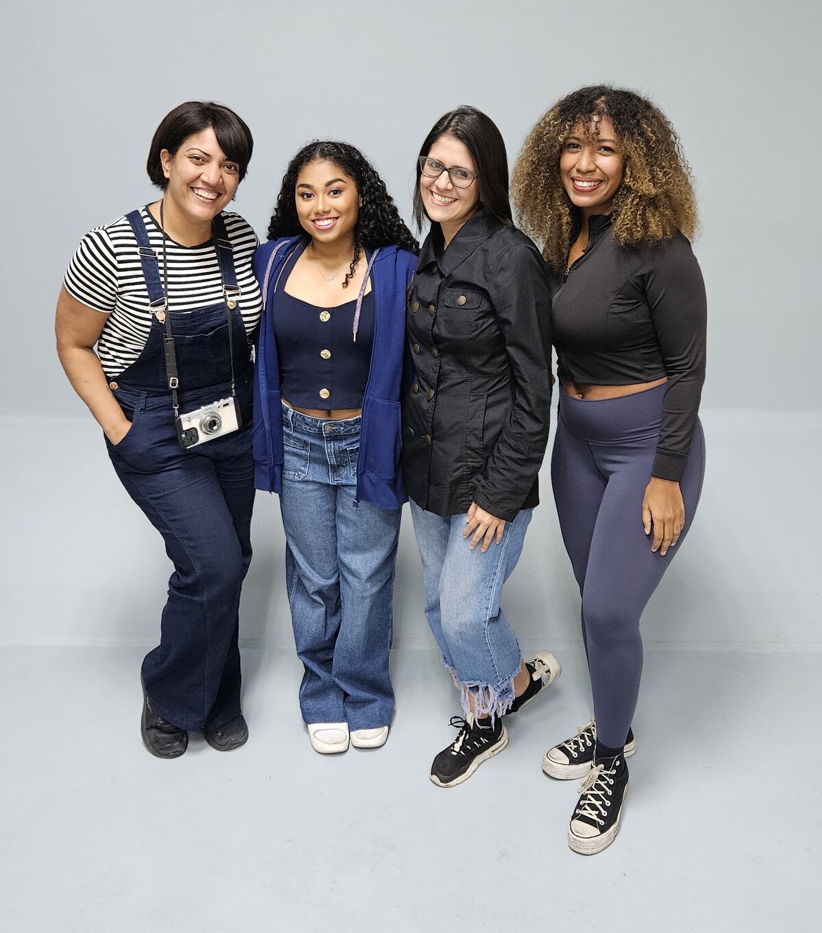 Detrás de cámara de la sesión de portada de Hillary Heron para ELLAS