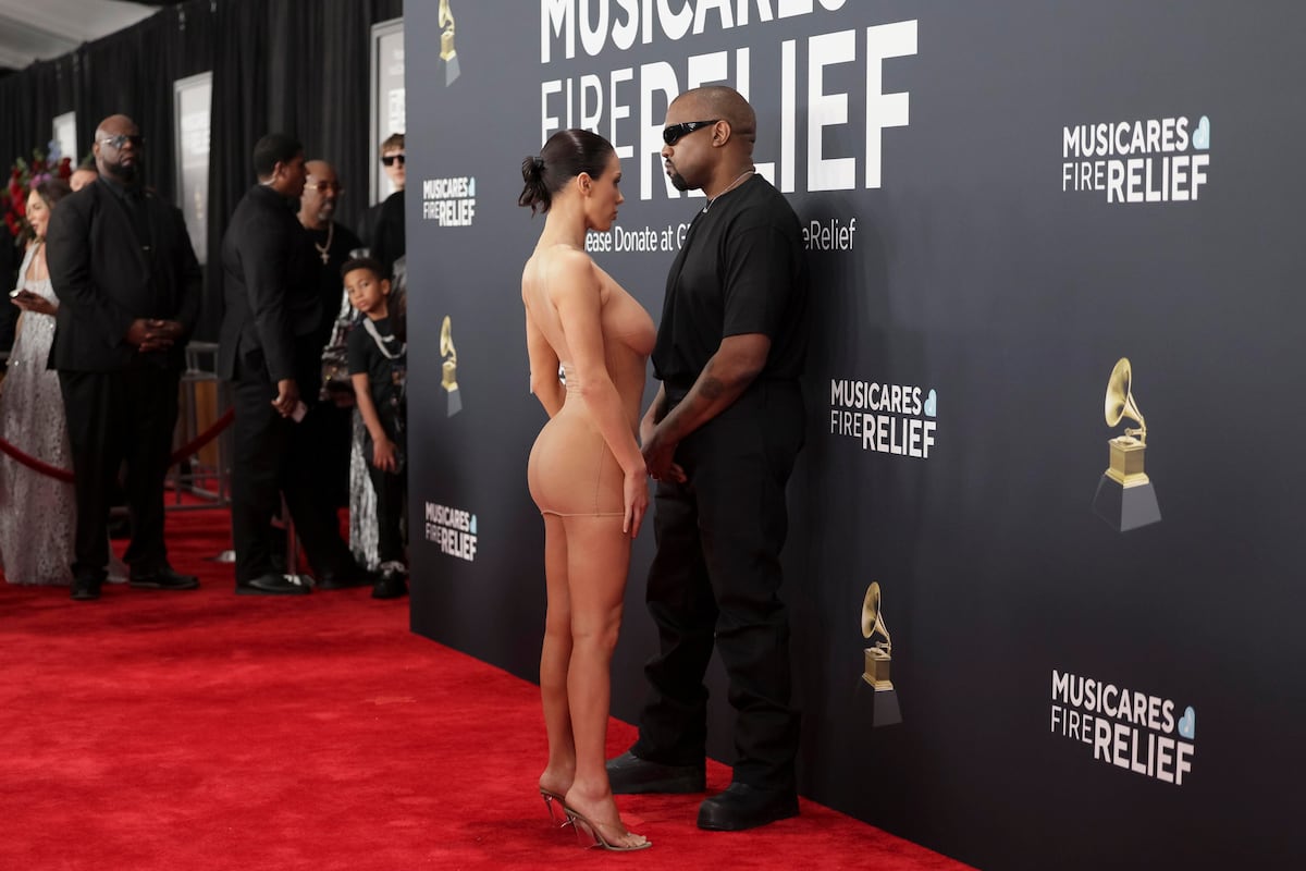 ¿Quién es Bianca Censori, la controversial esposa de Kanye West y por qué se desnudó en la alfombra roja de los Grammy?