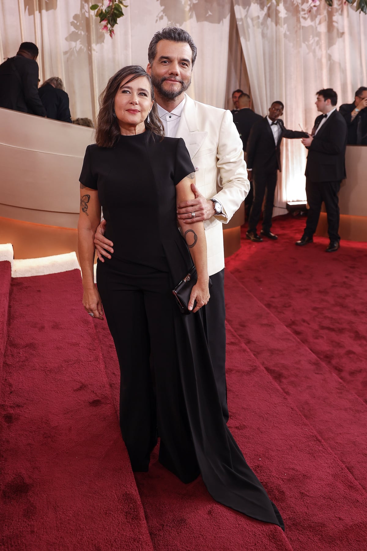 Besos y risas cómplices: parejas de famosos en los Globos de Oro 2026