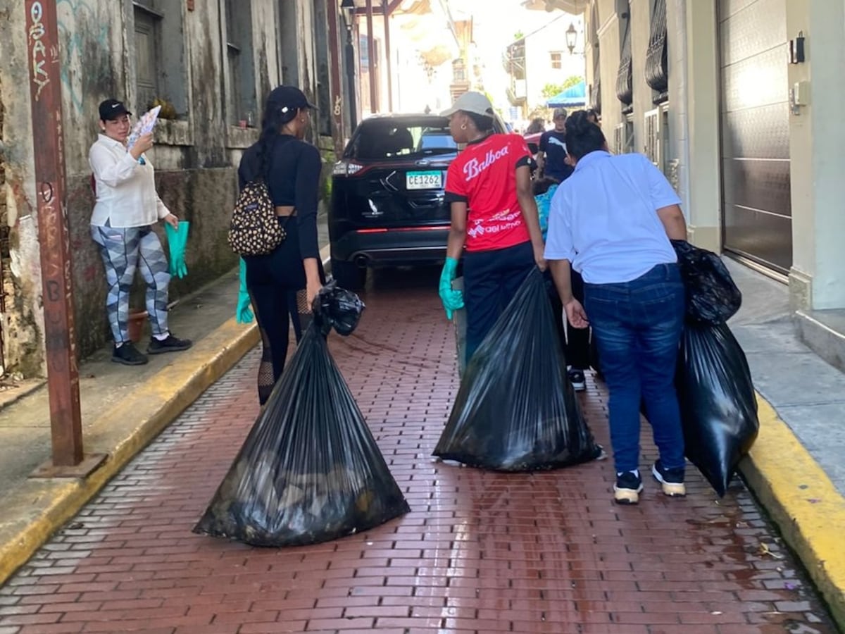 Botellas, latas y envoltorios entre los residuos más comunes encontrados en las calles del Casco Antiguo durante jornada de limpieza