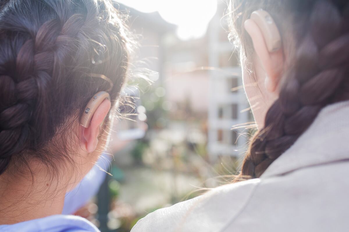 Mi hija adolescente necesita audífonos para oír ¿Cómo puedo apoyarla?