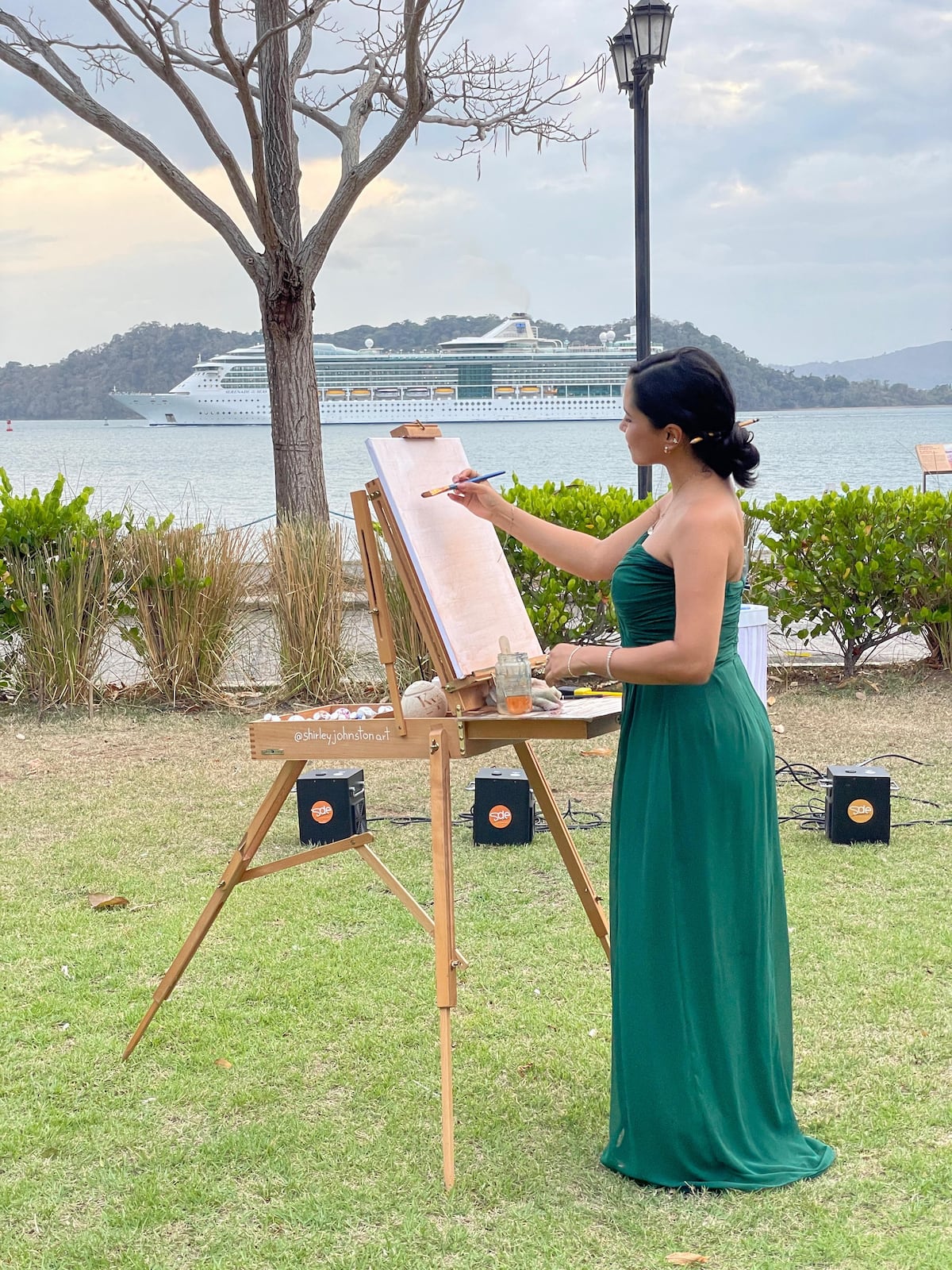 La artista panameña que pinta bodas en vivo y convierte recuerdos en obras eternas