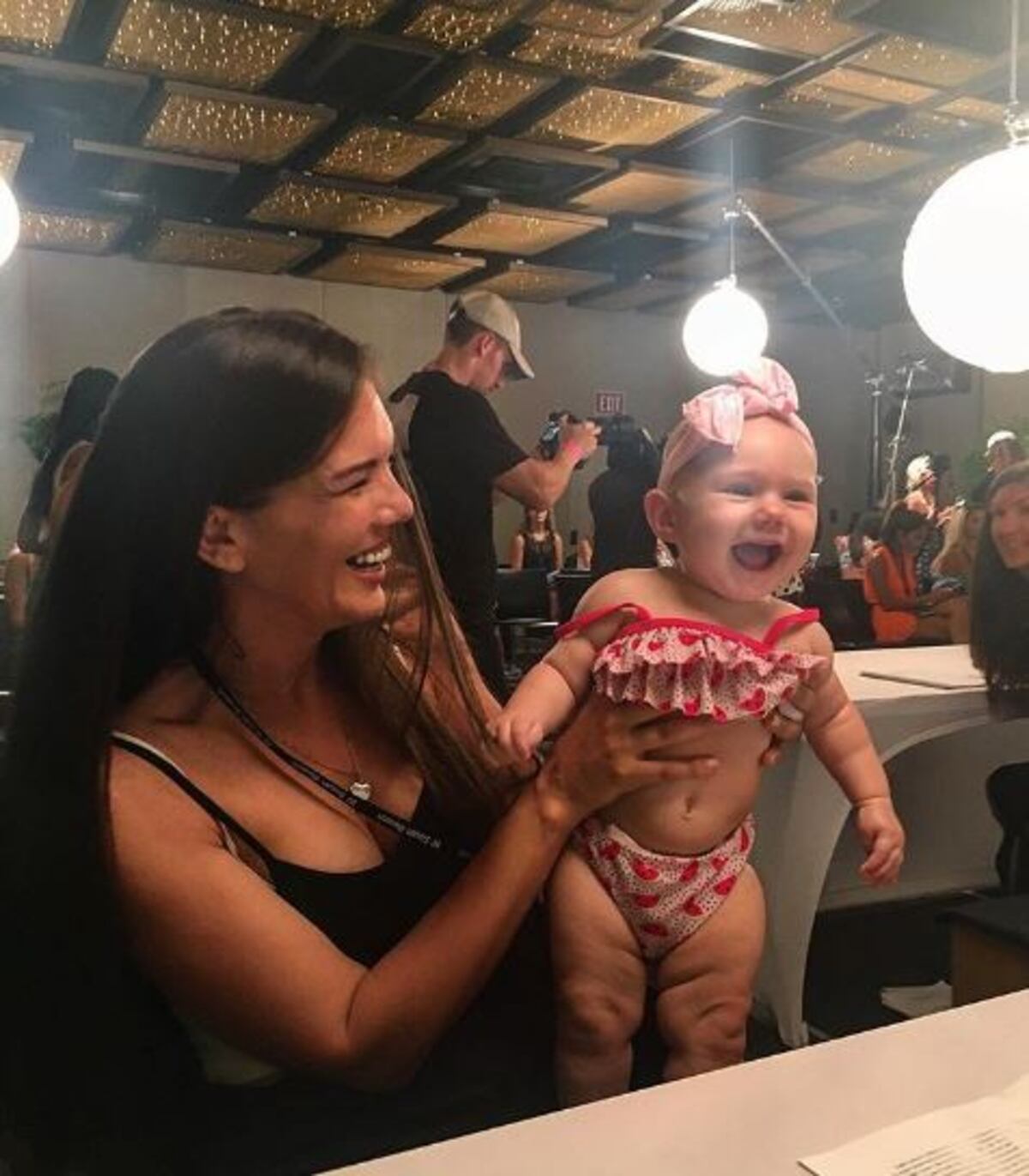 Mara Martin, la modelo que desfiló dándole pecho a su bebé