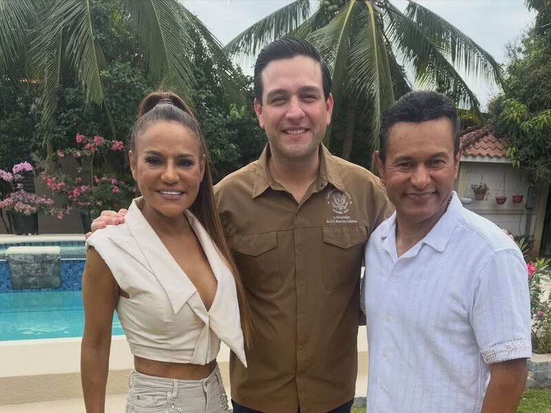 Kevin Cabrera, embajador de Estados Unidos en Panamá, almuerza sancocho en casa de Samy y Sandra Sandoval en Monagrillo