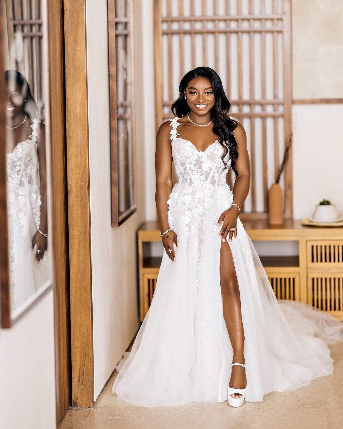 Simone Biles, la gimnasta más premiada de la historia, y sus cuatro vestidos de novia 