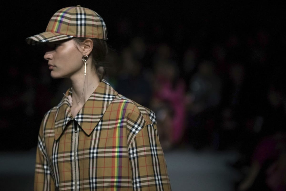 Burberry rinde homenaje a la comunidad gay en su último desfile
