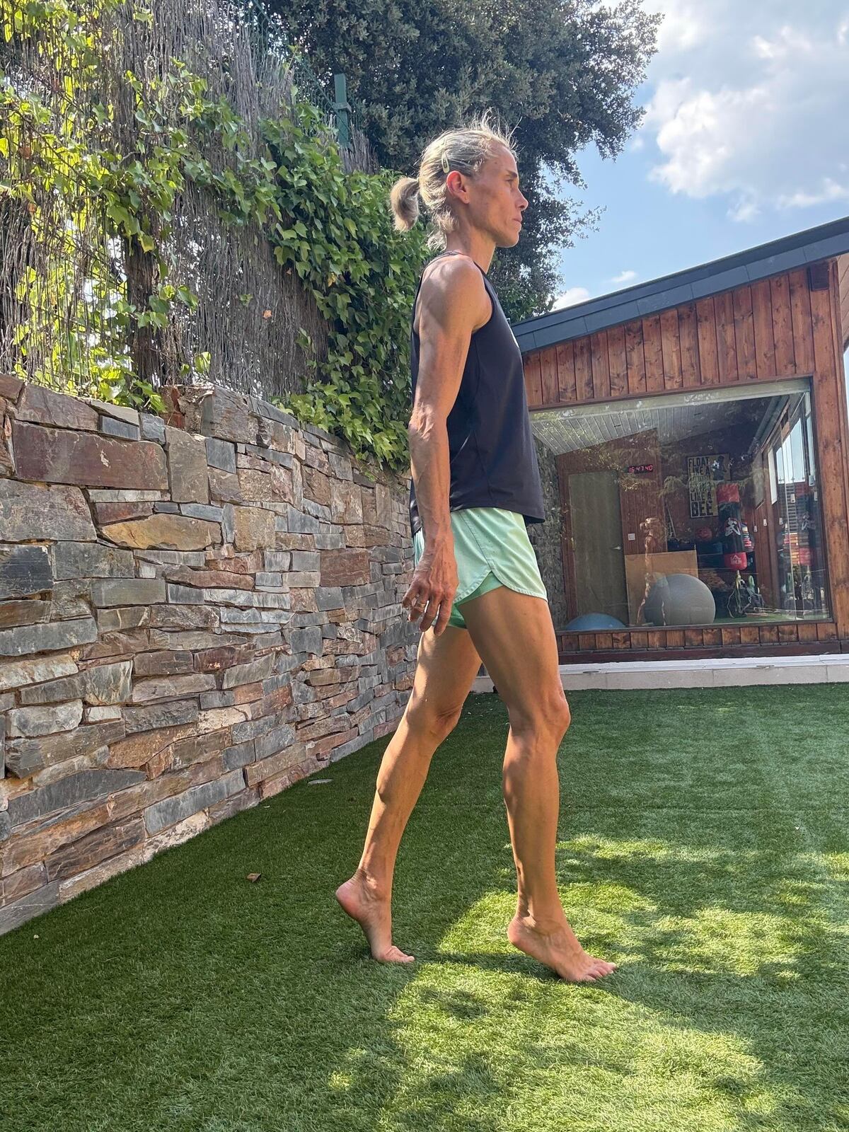 Cómo fortalecer los músculos de tus pies puede mejorar cómo mueves todo tu cuerpo (y 3 ejercicios fáciles para lograrlo)