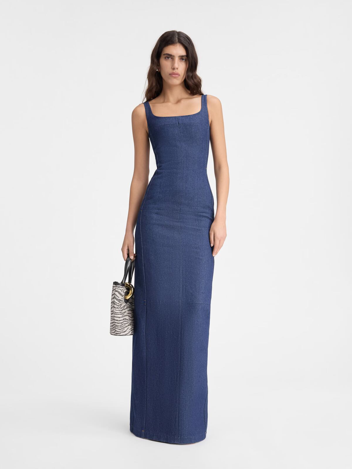 El denim, la tradicional tela de los pantalones vaqueros, se sofistica con seda y perlas