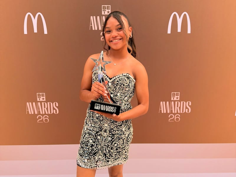 La joven reportera panameña Jazlyn Guerra gana el premio YoungStars en los BET Awards 2026
