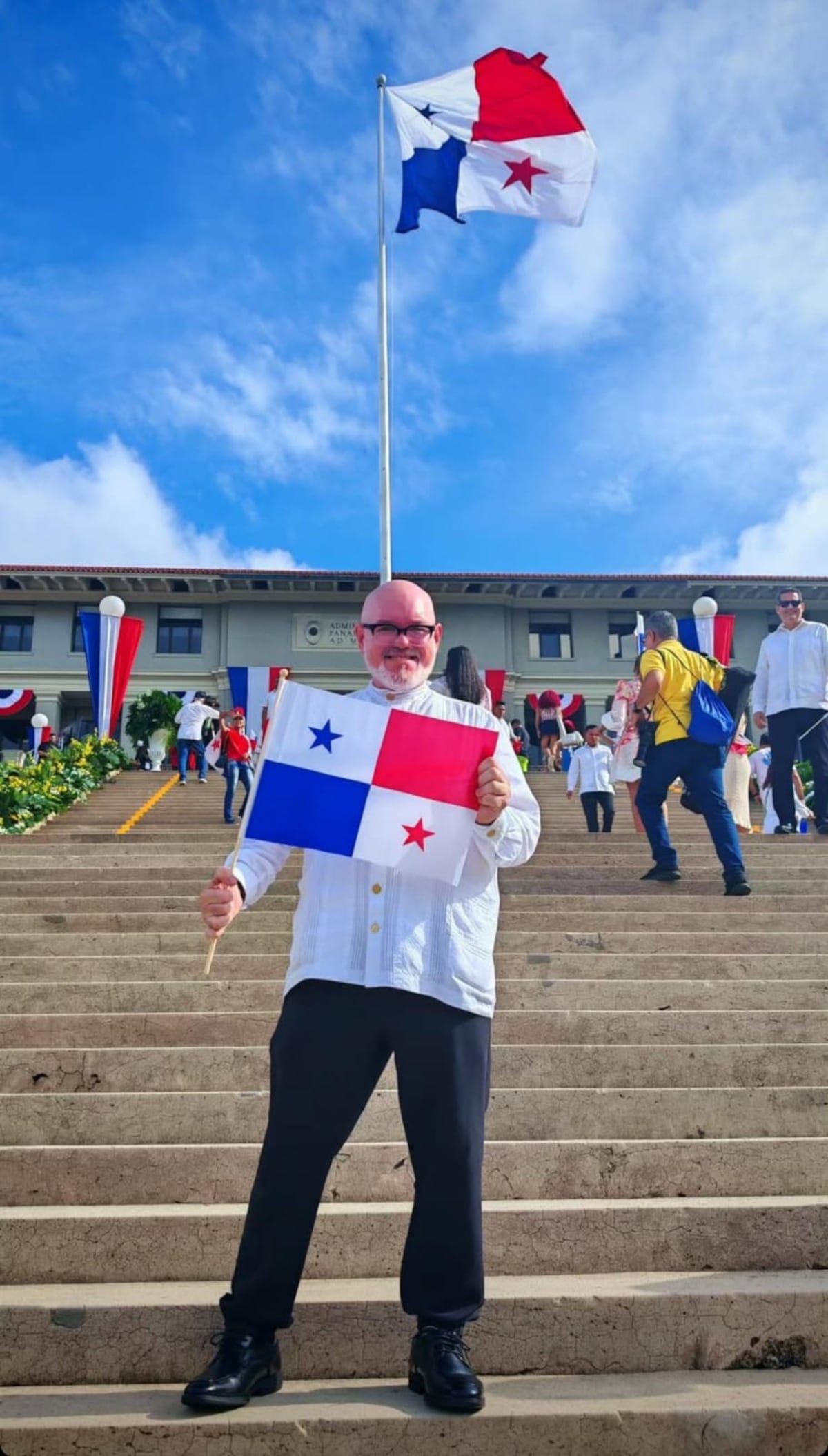 Nicolle Ferguson, Blanca Herrera y otros asistentes al acto de aniversario por los 25 años de la reversión del Canal de Panamá