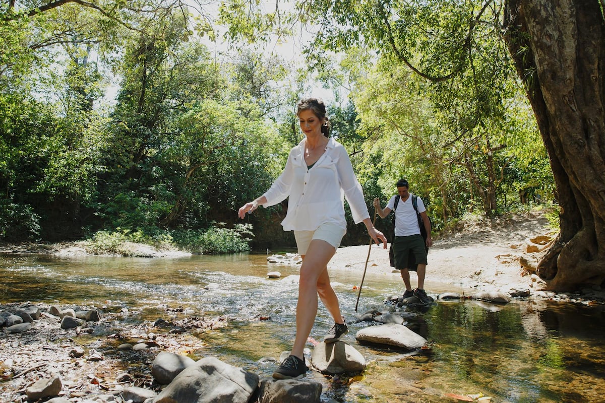 La boda en Panamá bajo la caudalosa cascada Kiki en la comarca Ngäbe-Buglé