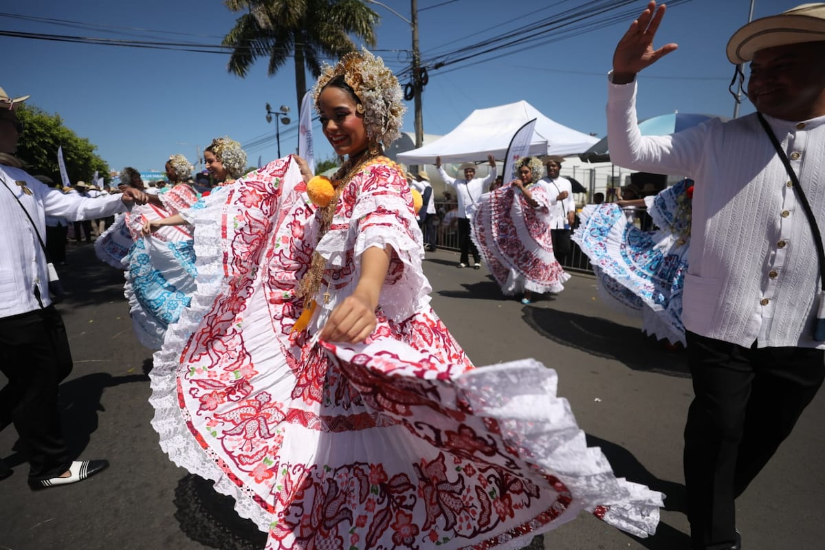 Un año más de tradición en el Desfile de las Mil Polleras