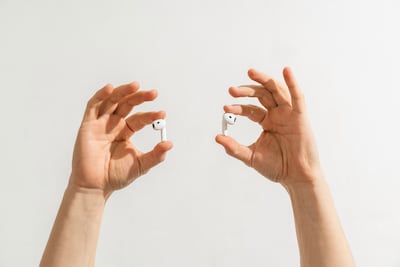 Audífonos de inserción: cuándo pueden convertirse en un riesgo para la salud auditiva