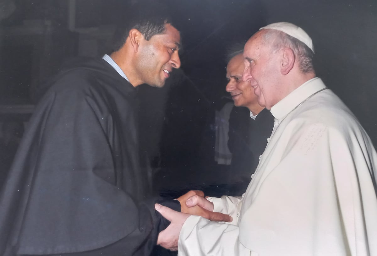 El vicario regional panameño Carlos De la Cruz recuerda al cardenal Robert Prevost en su paso por Panamá