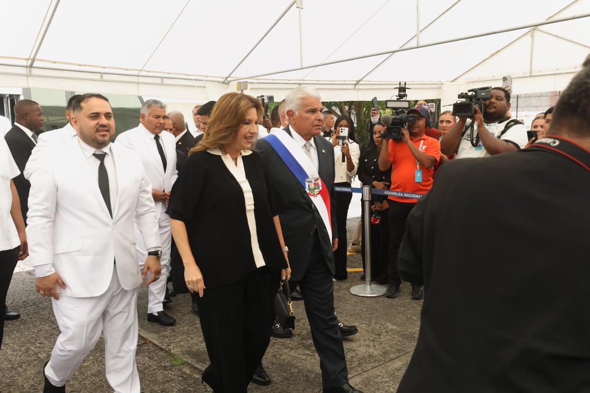 La primera dama Maricel de Mulino lleva conjunto en blanco y negro para la instalación de la Asamblea Nacional