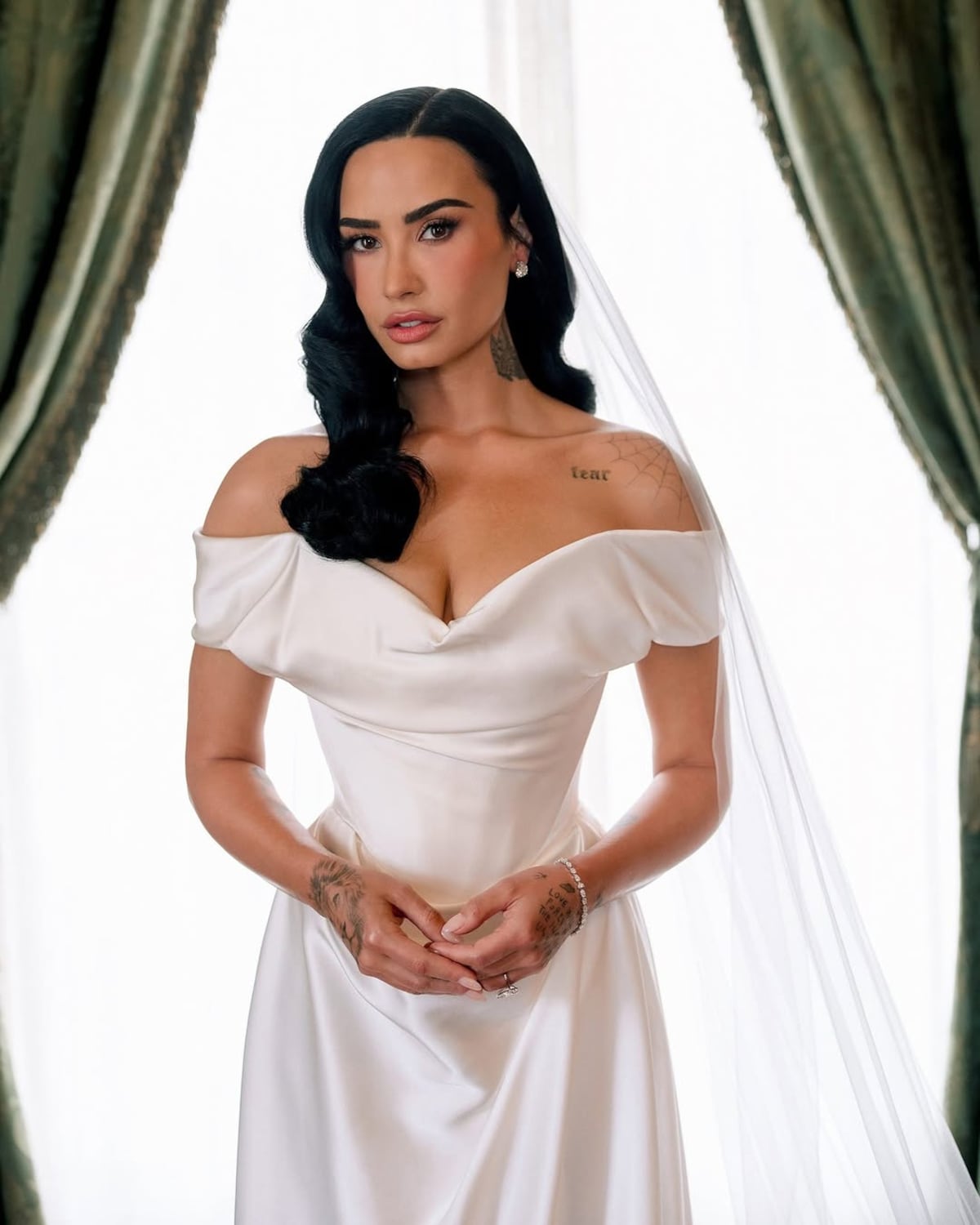 Demi Lovato se casó con este vestido de novia en blanco perla de Vivienne Westwood