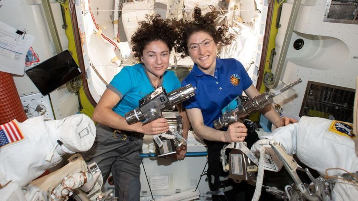 Quién es Christina Koch, la primera mujer que viajará a la Luna a bordo de la misión Artemis II de la NASA: ‘Una foto me inspiró a ser astronauta’