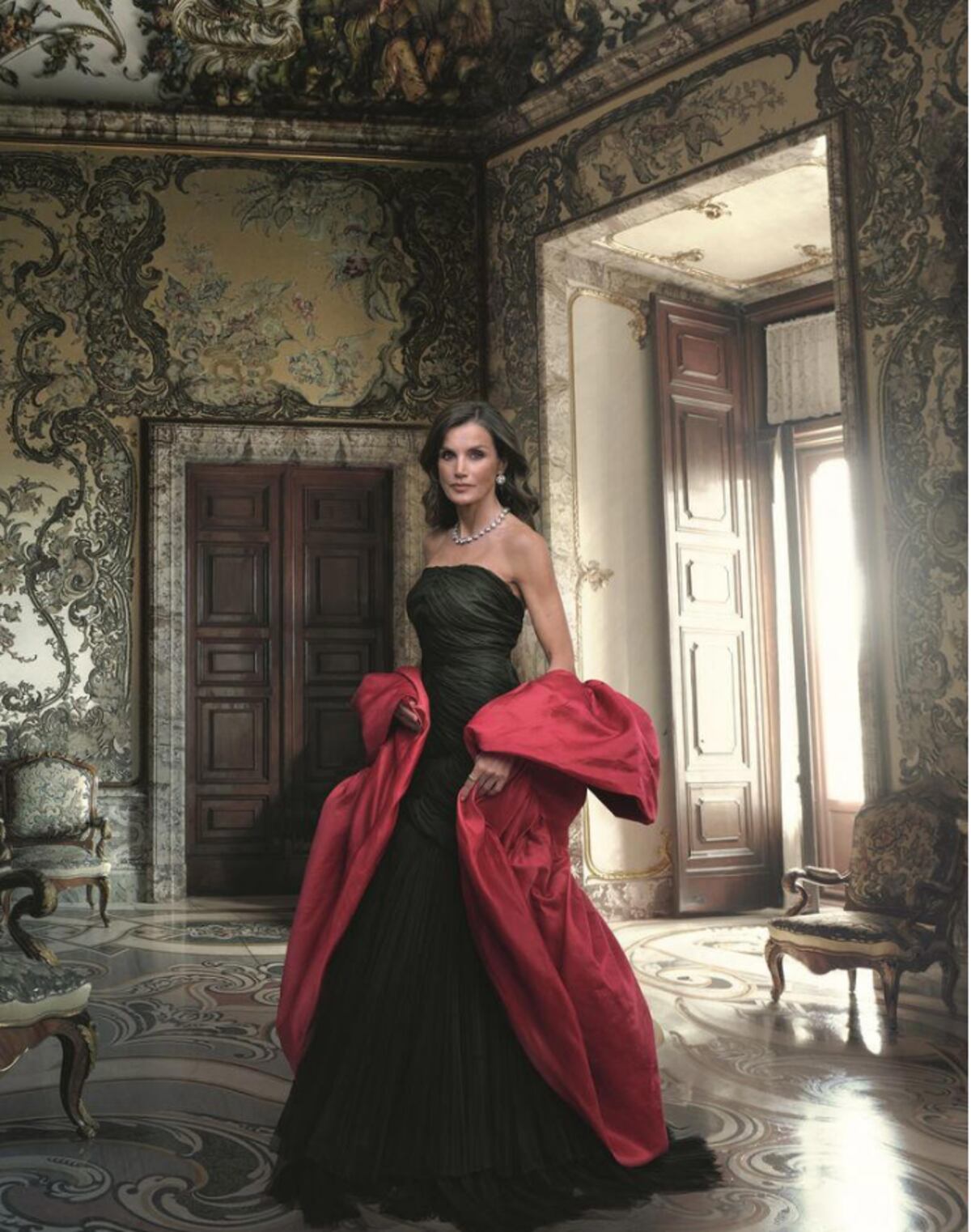 El abrigo capa de Balenciaga con el que posó la reina Letizia formará parte de una exposición en Milán