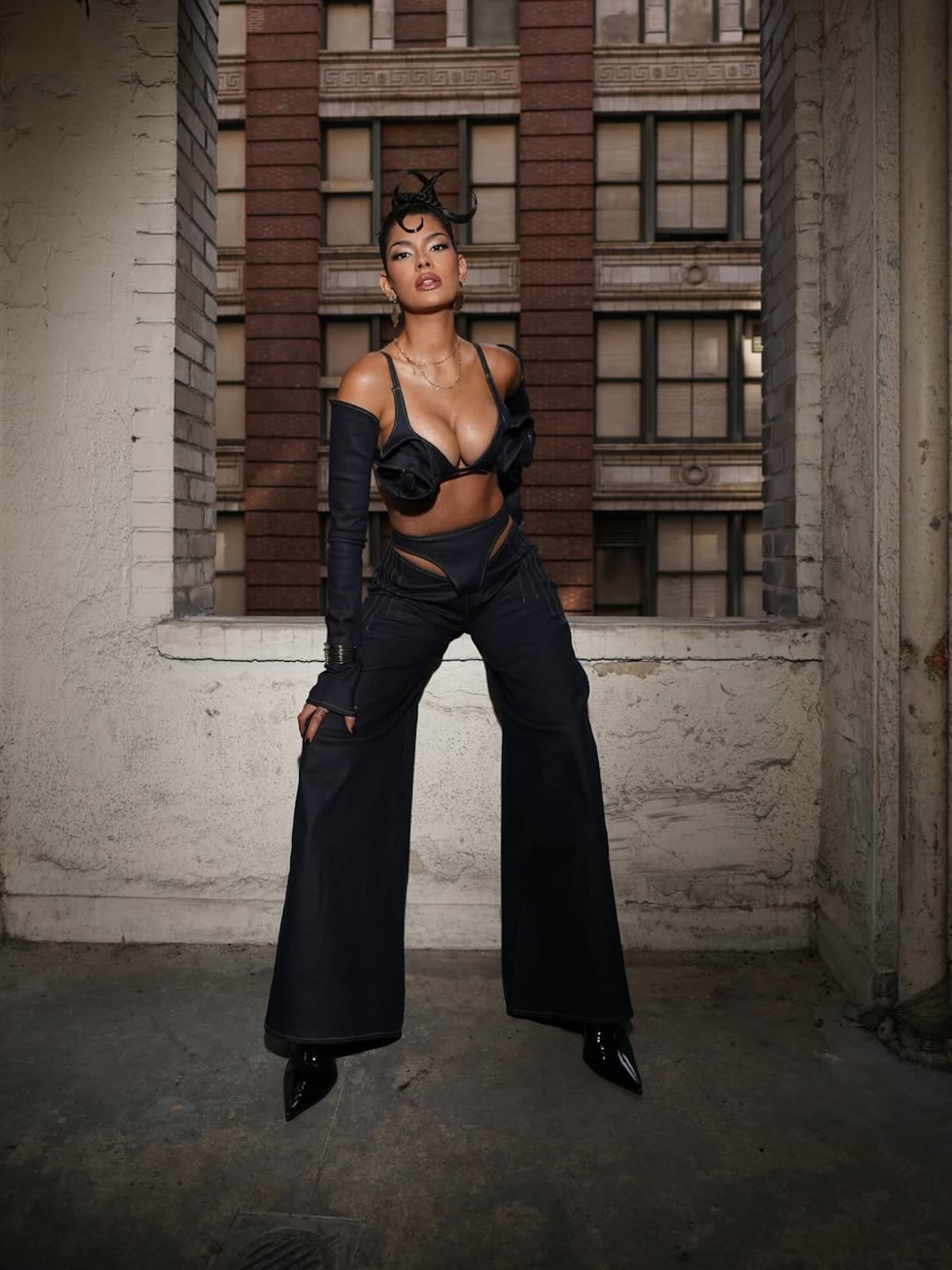 Denim y tanga: el ‘look’ atrevido y moderno de Sheynnis Palacios en el estreno de ‘Squid Game’