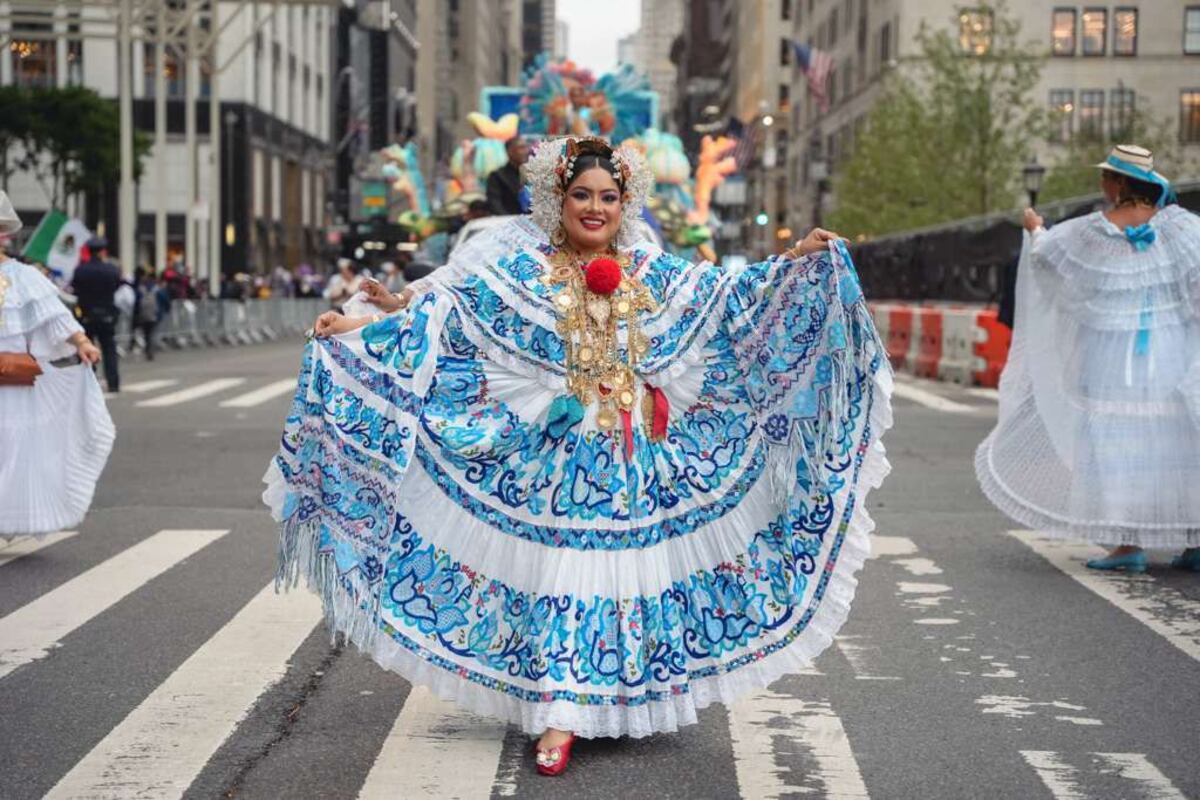 Bandas, conjuntos folclóricos y reinas: panameños desfilan en el Día de la Hispanidad en Nueva York