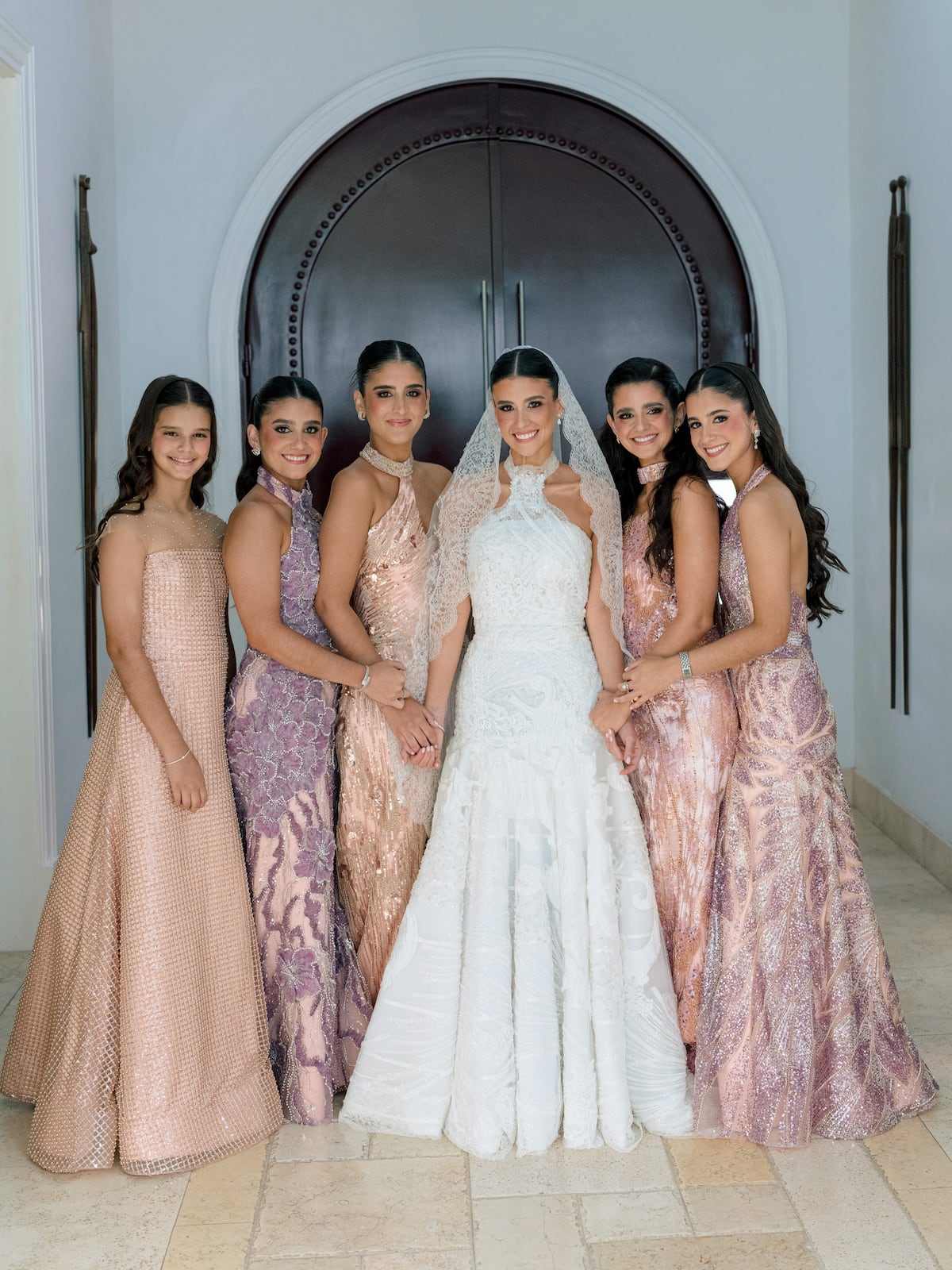 Los vestidos de las hermanas de Julianne Roux en su boda, diseños panameños de la firma Valar
