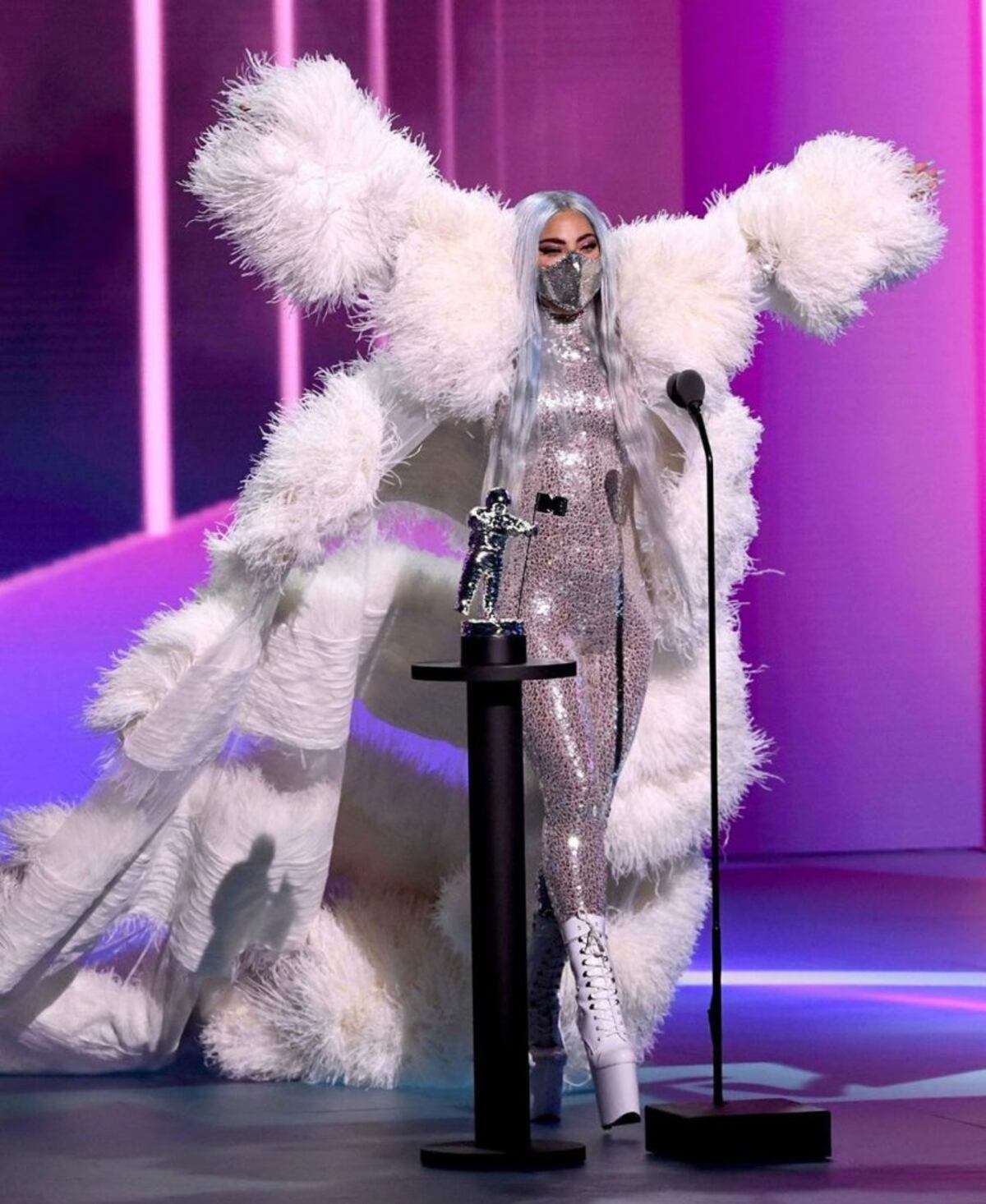 Los 9 atuendos y 6 mascarillas de Lady Gaga en los VMAs