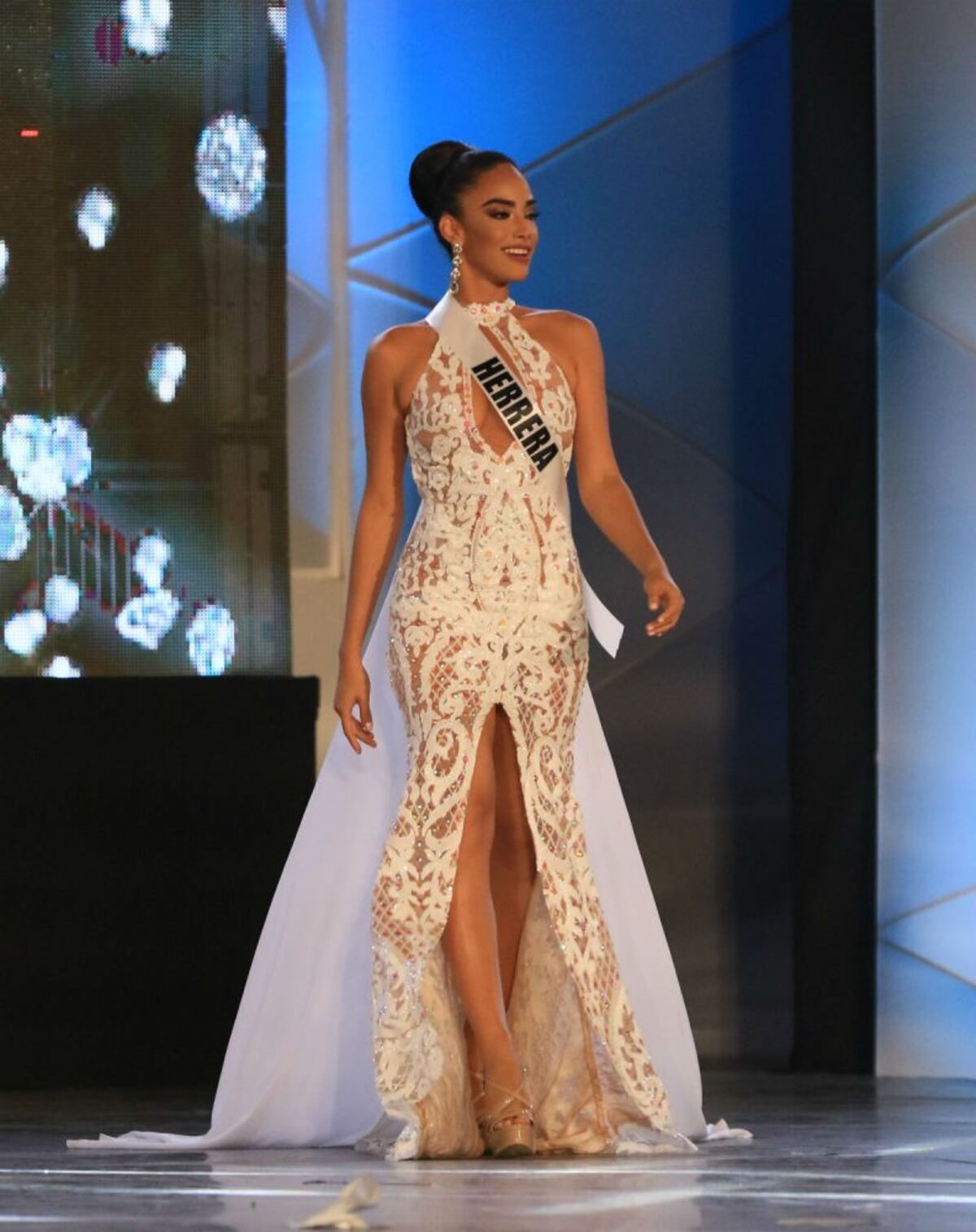 ¿Por qué Señorita Herrera, Solaris Barba, se cambió de vestido?