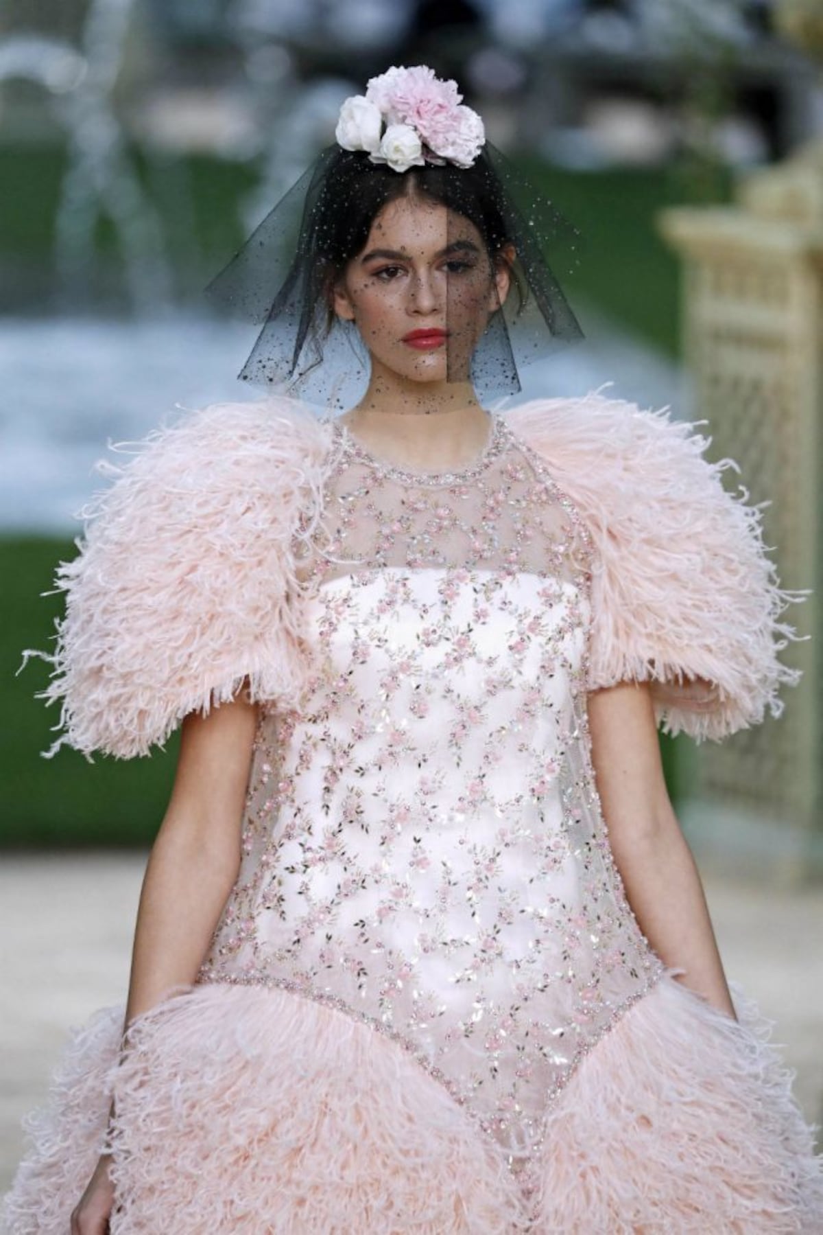 Brillo y rosas en el desfile Primavera Verano de Chanel en París
