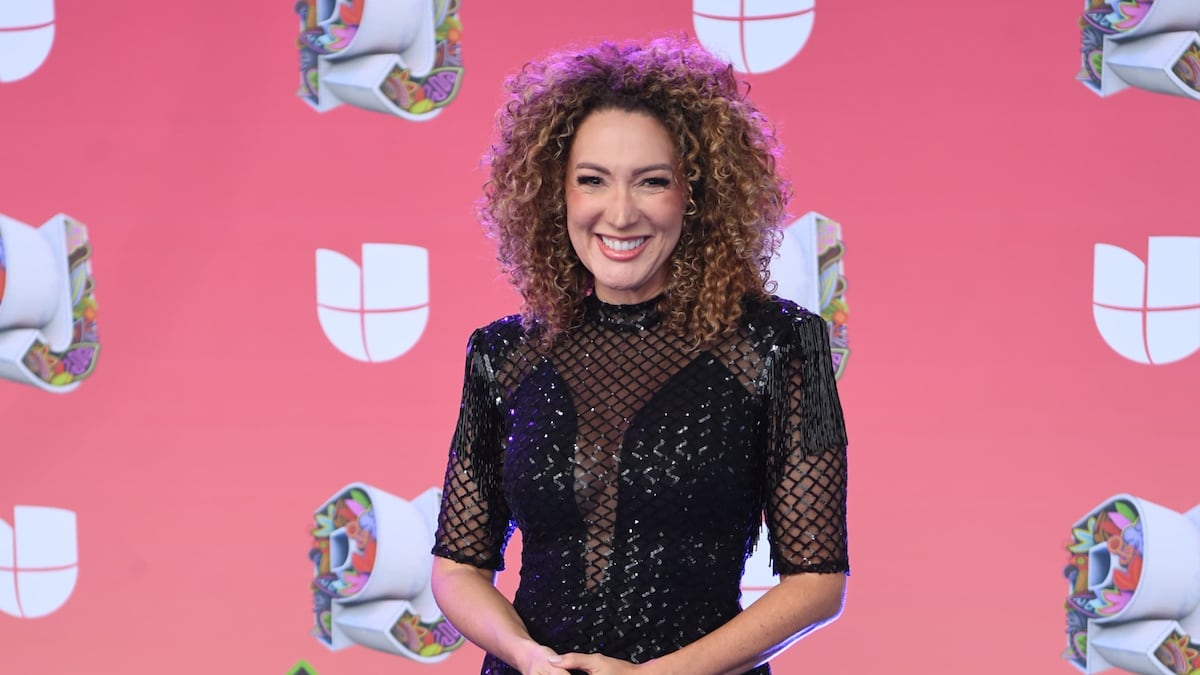 Transparencias y brillo, el ‘look’ de Erika Ender para los Premios Juventud