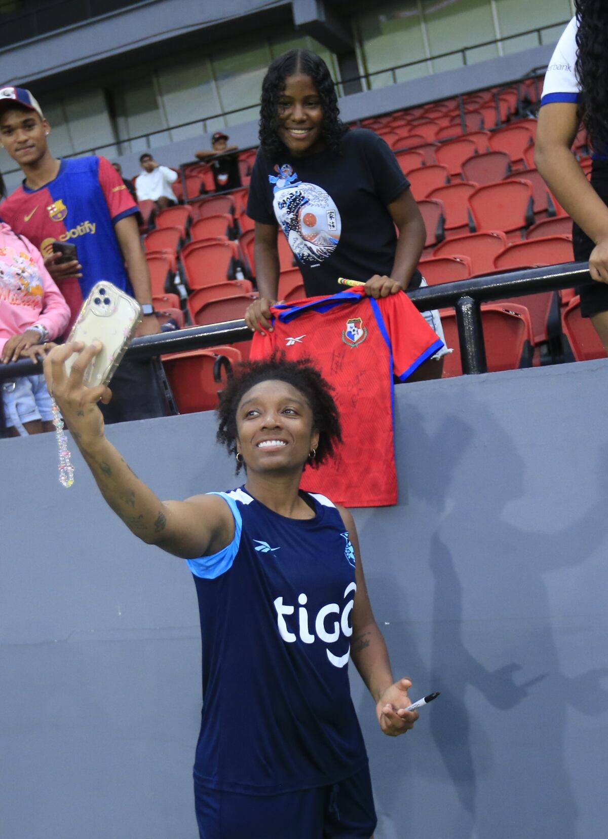 Firmas, fotos y fútbol: un encuentro especial con la selección mayor femenina