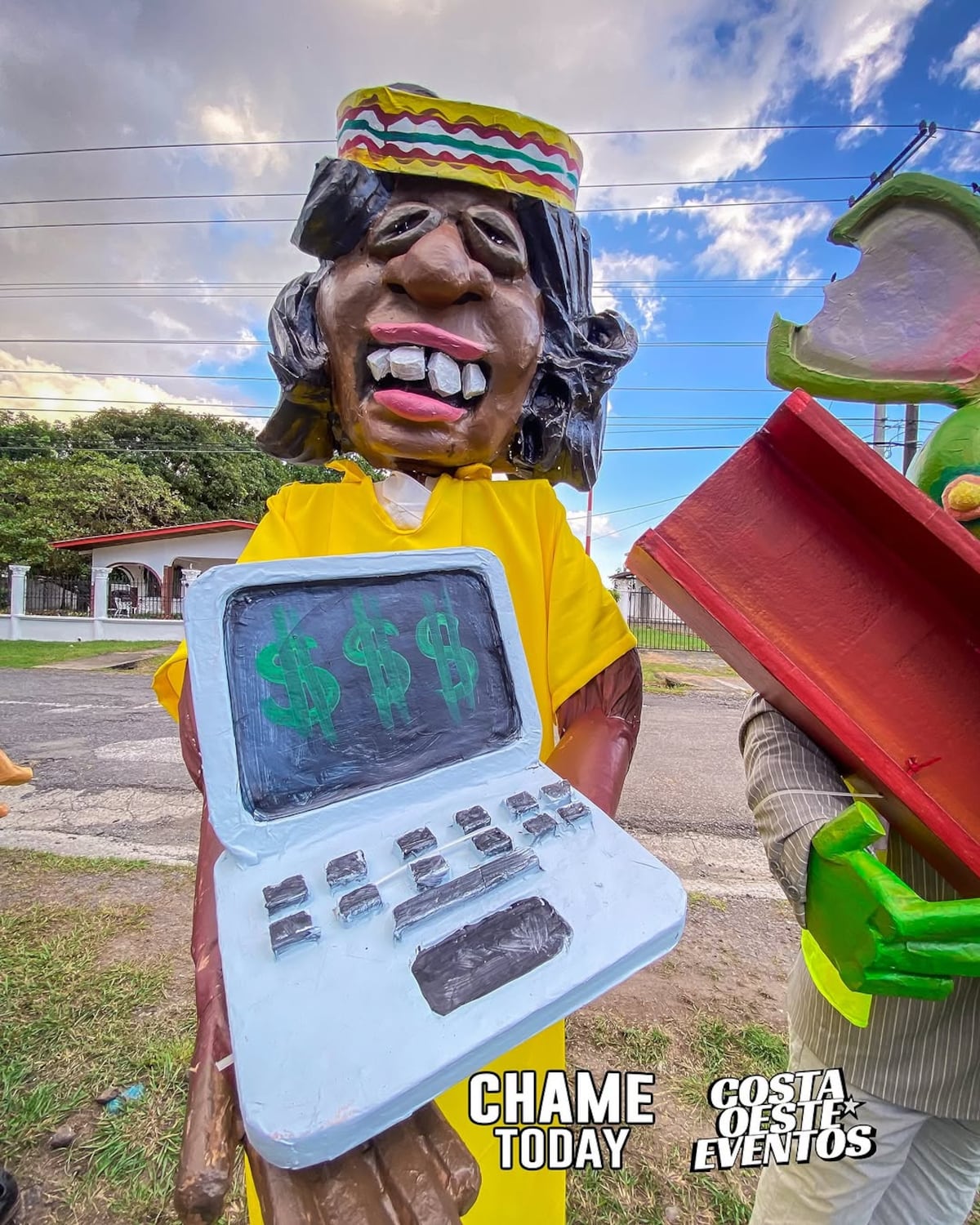 Mayer Mizrachi (y su perrita Tina montada en un Tesla), Atheyna Bylon y otros muñecos de fin de año en Panamá