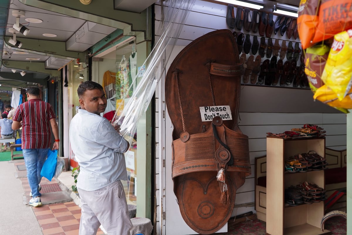 Cómo India defendió sus sandalias tradicionales y llevó a Prada a la mesa de negociación