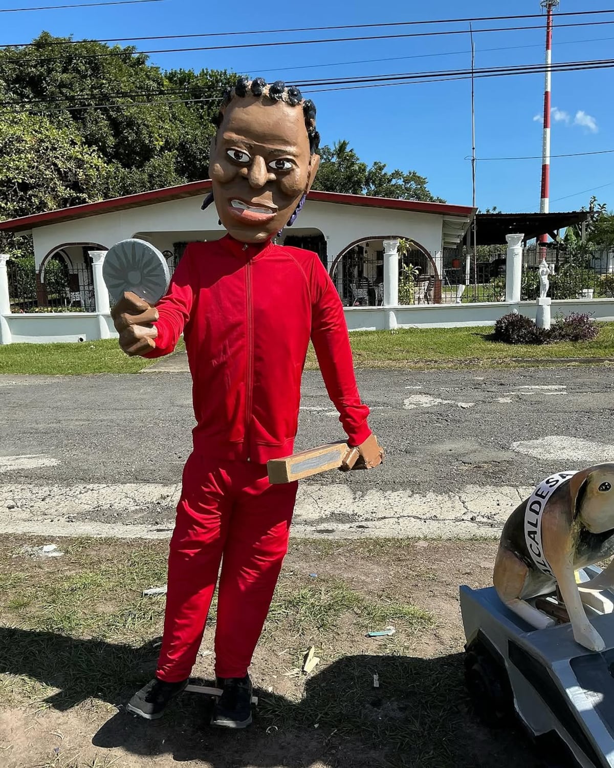 Mayer Mizrachi (y su perrita Tina montada en un Tesla), Atheyna Bylon y otros muñecos de fin de año en Panamá