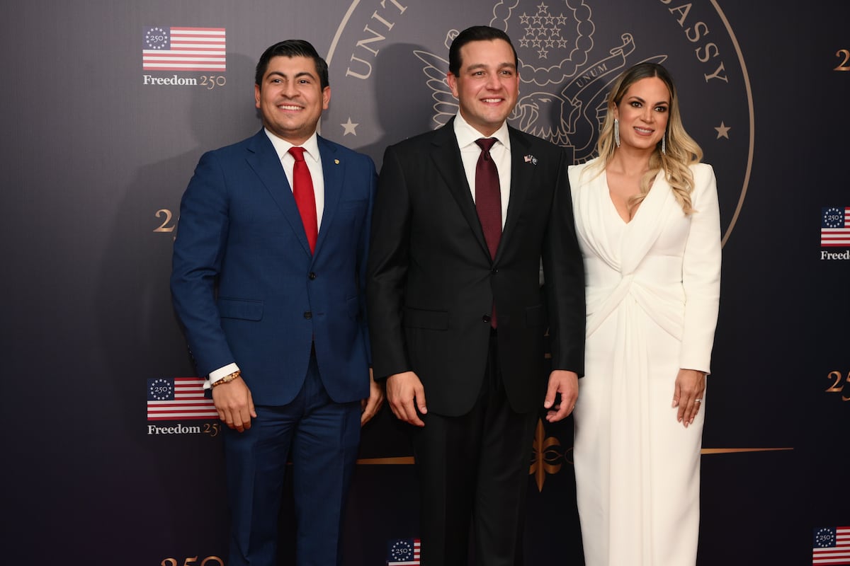 El look de Mayer Mizrachi, Mireya Moscoso y demás invitados a la alfombra roja de la recepción por los 250 años de la independencia de Estados Unidos