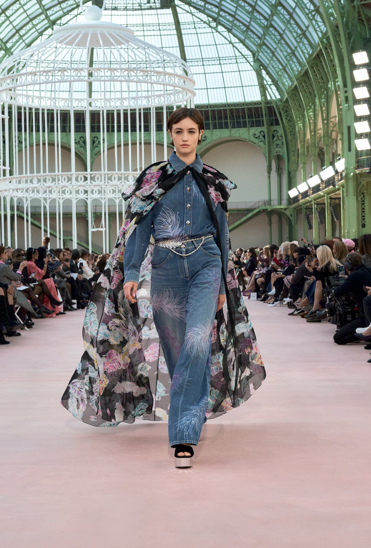 El denim, la tradicional tela de los pantalones vaqueros, se sofistica con seda y perlas