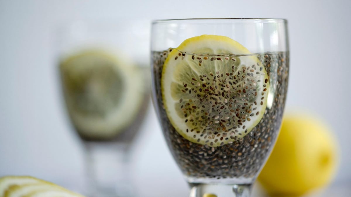 Caldo de huesos, chía o kombucha: ¿funcionan realmente los alimentos “virales” para mejorar la salud de tu intestino?